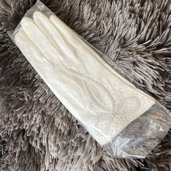 VTG 1950’s dead stock white beaded gloves - Picture 6 of 6